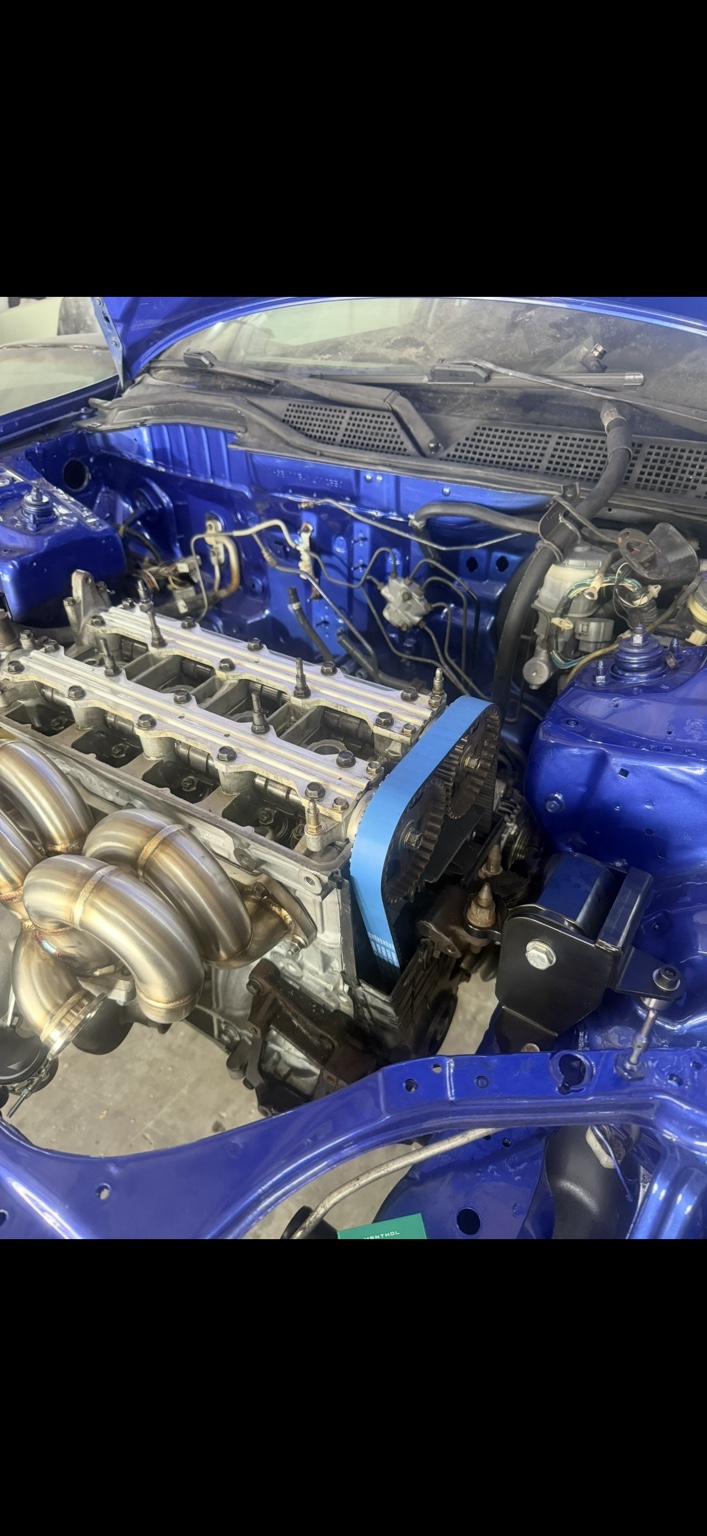 Engine installation with turbo exhaust manifold